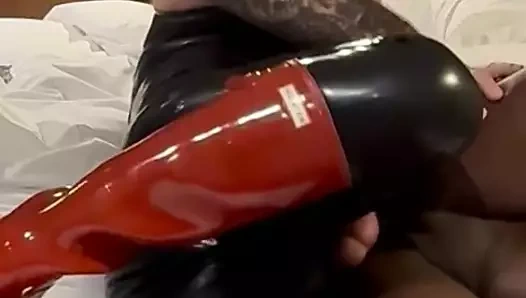 Lastik dişli aşıklar sert sikişiyor