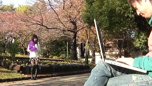 Orient hizmetçiler sahne 1_slim Asyalı hizmetçi mahiru tsubaki mastürbasyon yapıyor ve iki yarakla sikiliyor