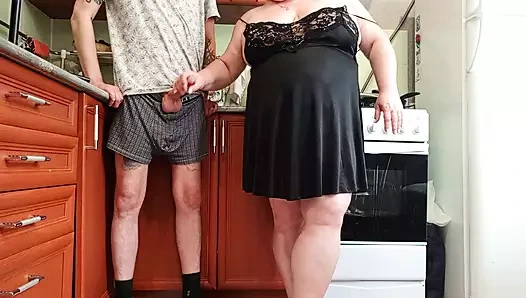 Öğle yemeğinden önce üvey annem sikimi sıvazlıyor ve boşalıyor