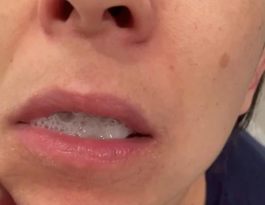 Ben ona boş bir top gibi hizmet ediyorum – yüzümde bulanık olmayan – göz kamaştırıcı suratlı kız