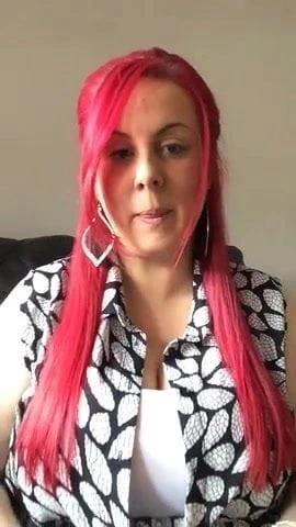 2 büyük göğüsler ile şarkı söyleyen kız