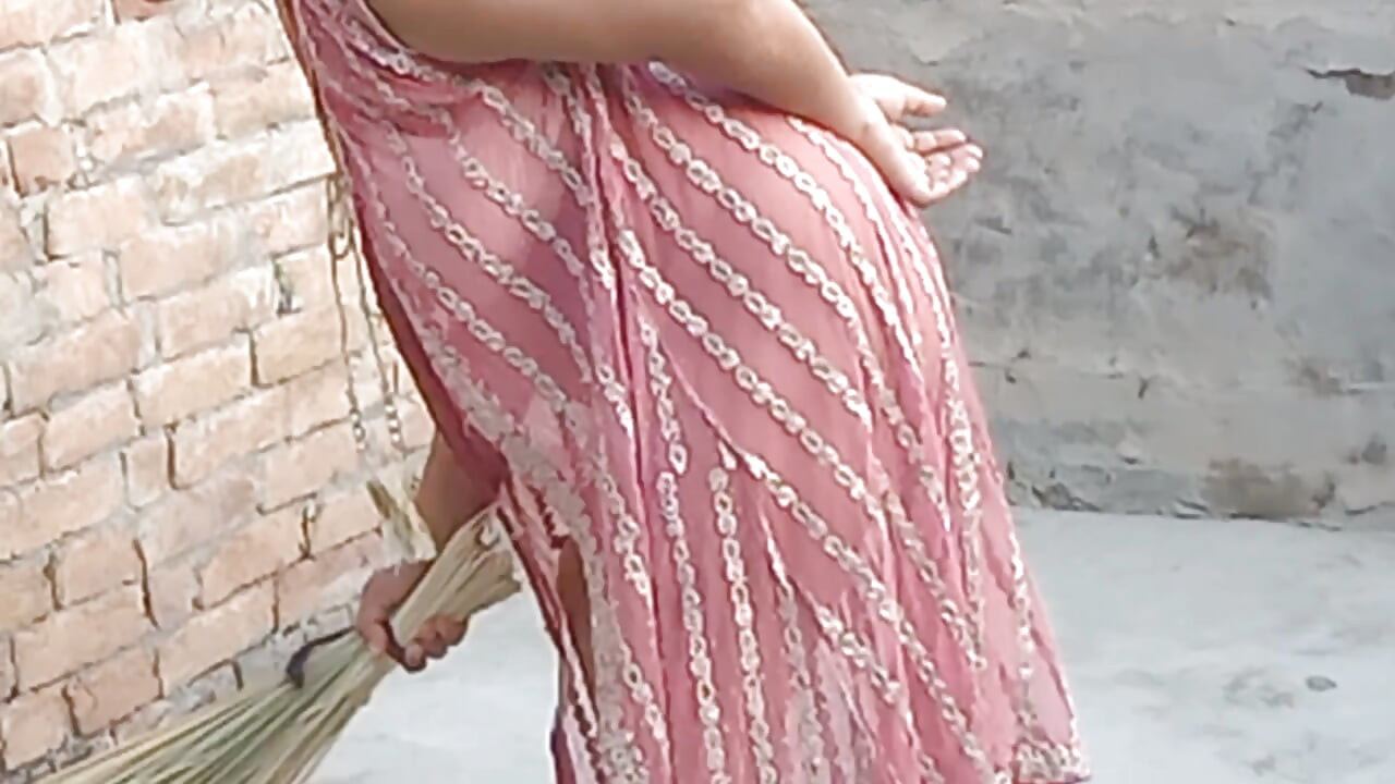 Güzel ateşli kız seksi elbiseli evi temizliyor