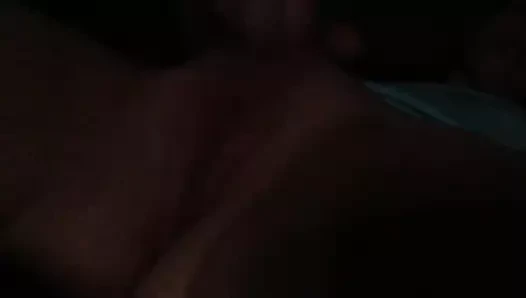 Kim klitorisini ovuyor