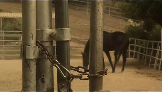 Kendini beğenmiş adam bir gerçeklik çekiminde kızını sert bir şekilde sikiyor