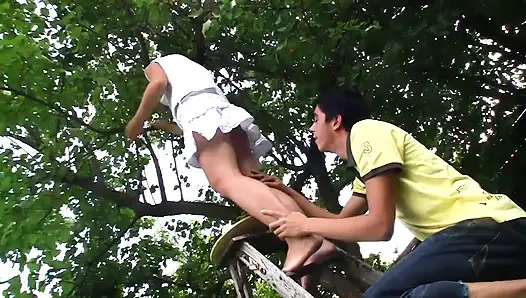 Seksi küçük sürtük için açık havada vahşi seks