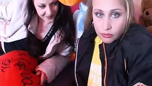 Sarışın ve esmer busty turistler üçlü sekste becerdin!