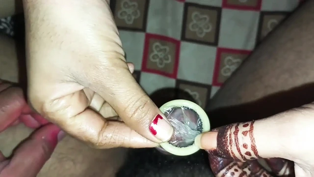 Amcığımı tamamen açtım ve domaltarak sikildim, kayınbiraderim amcığımın kalın kıllarını amcığımdan çıkarıyor.