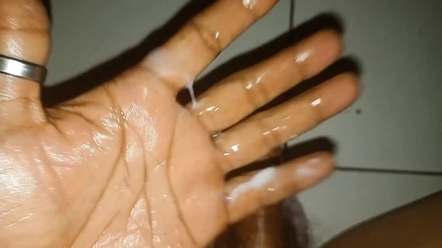 Adam fışkırtana kadar tek başına mastürbasyon yapıyor