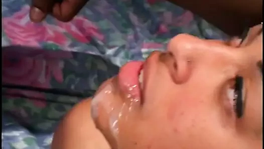 Siyah adam o busty kız kardeşini aşağı atar ve onu sikiyor