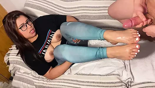 Hayatında görebileceğin azgın ve yağlı bir üvey annenin en iyi footjob'ı!