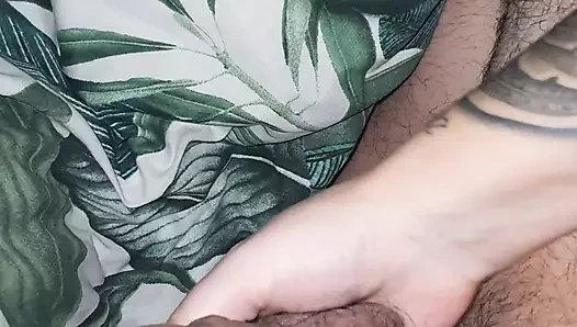 Harika dövmeli üvey anne üvey oğlunun yarağını sıvazlıyor