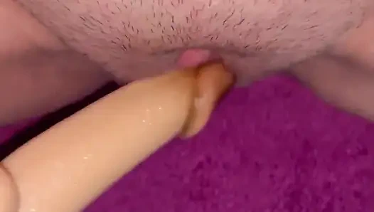 Sevimli kız dildoyla oynuyor