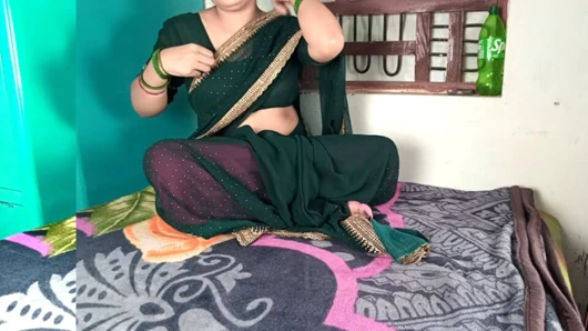 Rakshabandhan için ailesinin evine gitmeden önce yenge susuzluğunu gidermiş ve amını kayınbiraderi ile soğutmuş