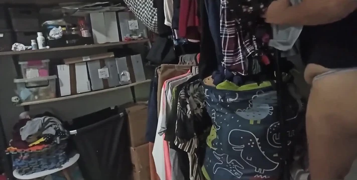 Seksi üvey anne yatak odasını tangayla temiziyor ve üvey oğlu için kendini filme alıyor