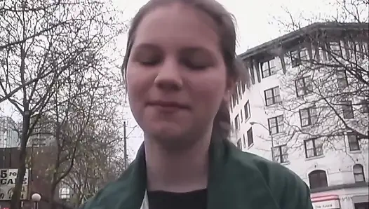 Sevimli minyon saf kıllı kız utangaç solo