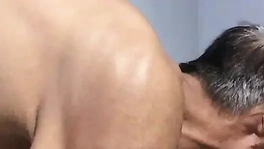 Karımın amına kaşık sokuyorum