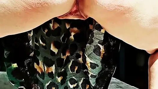 Azgın olgun götüyle havada sanki umursamıyormuş gibi.