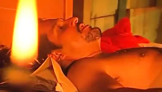 Senzualna igra s voskom s vrućom brinetom