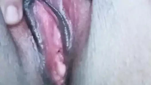 Güzel küçük şeyime zevk veriyorum