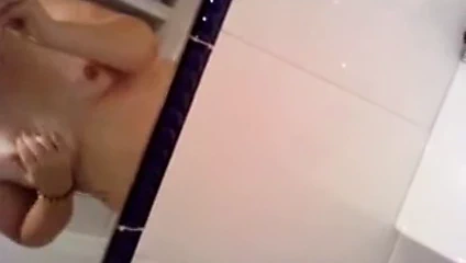 curva romanca se masturbeaza