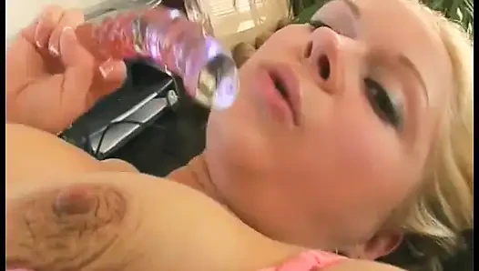Ayak fetişi olan sarışın bebek yapay penisle tek başına mastürbasyon yapıyor