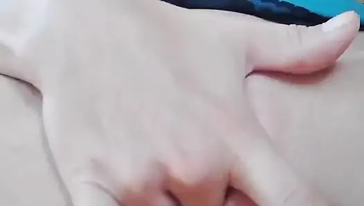 Balkonda oynuyor, fışkırtıyor