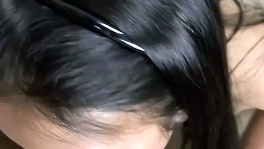 Busty asyalı kadın çük emme sonra ağzına boşalmak bekliyor