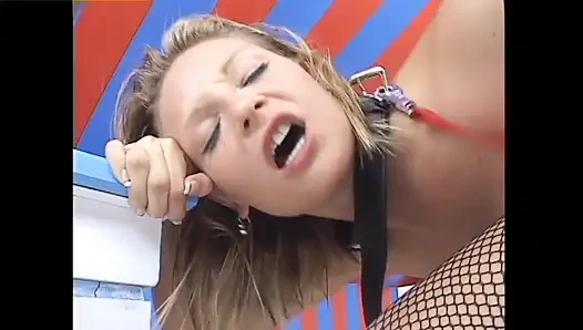 İtaatkar sarışın götünü siktiriyor