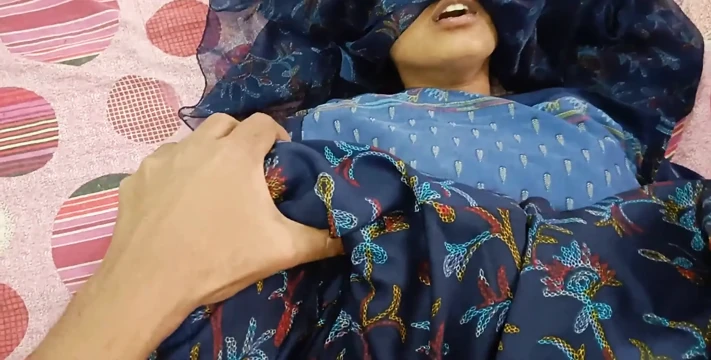 Hintli desi köylü kadın net Hintçe ses kaydıyla sikiliyor