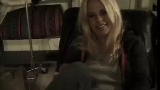 Sarışın civciv çarptım tarafından bir damızlık