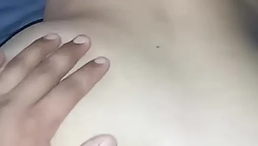 Üstüne boşalana kadar sikimi Eva'nın amına sokuyorum