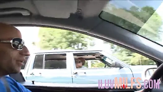 Güzel bronzlaşmış sarışın kadın ıslak amında sikişiyor