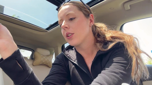 Arabamın arka koltuğunda pembe dildoyla mastürbasyon