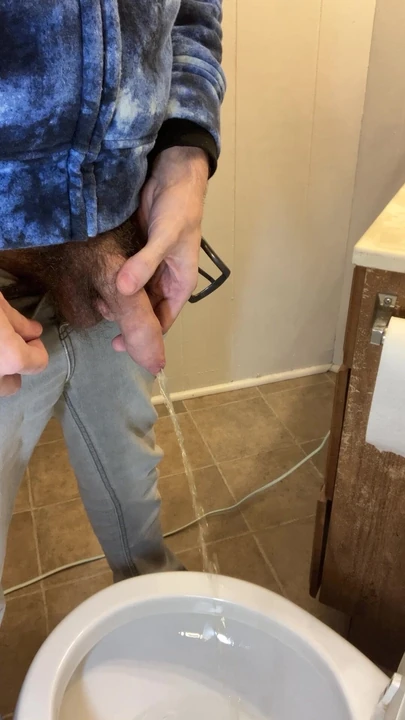 Вид сбоку моего очень волосатого большого необрезанного хуя, писсинг в туалете