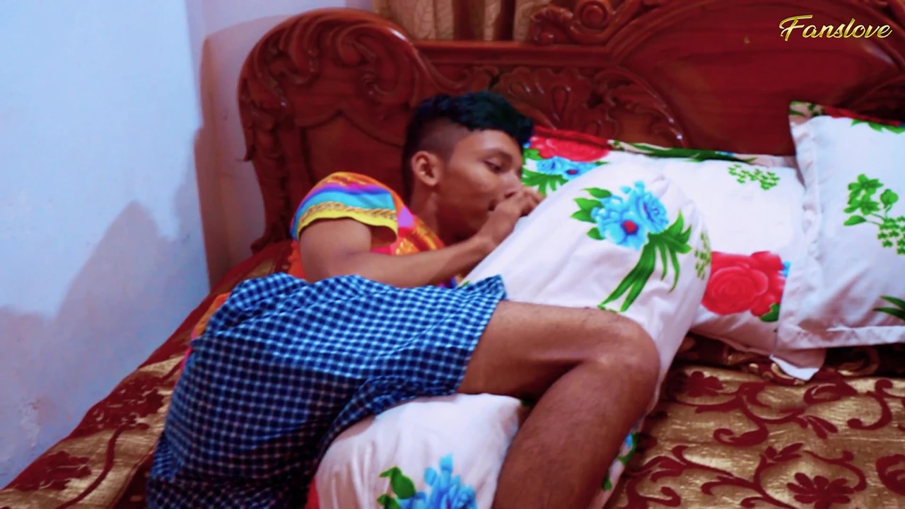 बड़े स्तन वाली सौतेली मम्मी ने हस्तमैथुन करते हुए अपने सौतेले बेटे को पकड़ा