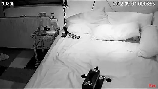 Milf 10in yapay penis ile her iki delik sikikleri (ikinci görünüm)