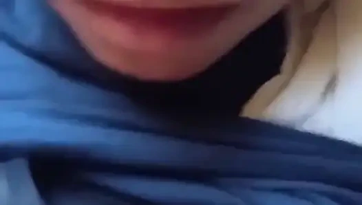 Yüzünü ortaya çıkardı, belki onu tanırsın, her gün sikişiyor