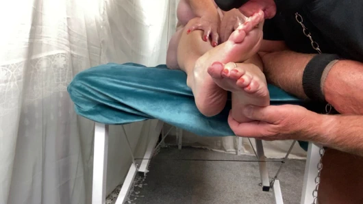 Mrs Mature Feet allowing her foot boy to suck her toes