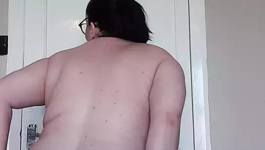 Bikinimle soyunuyor ve götümü gösteriyor