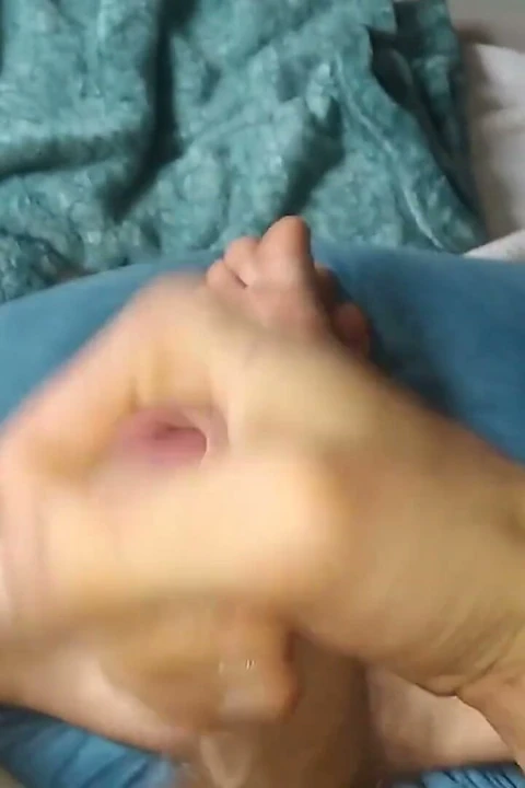 Büyük kıllı yarak tükürük dolu yumuşak ayaklarla mastürbasyon yapıyor