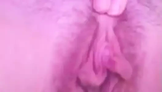 Bir kadın fışkırtıyor