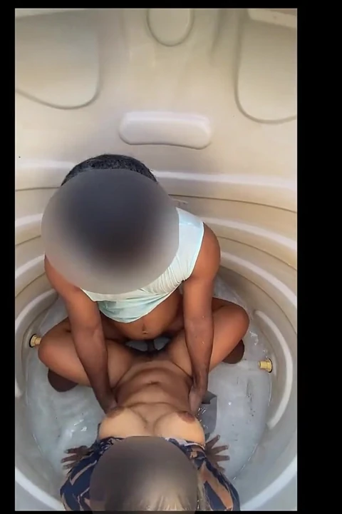 Oda sahibim üvey kızım suda sert seks yapıyor