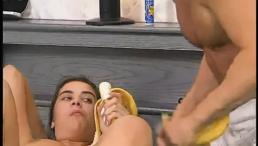Baştan çıkarıcı genç esmer yatakta olgun adam tarafından perişan ediliyor