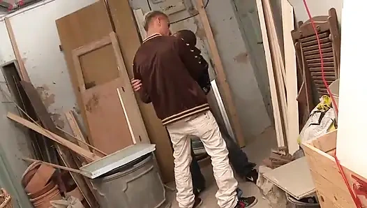 Basti Faust ve Jeff Black bodrumda çiğ kaykaycı erkeklerle sikişiyor