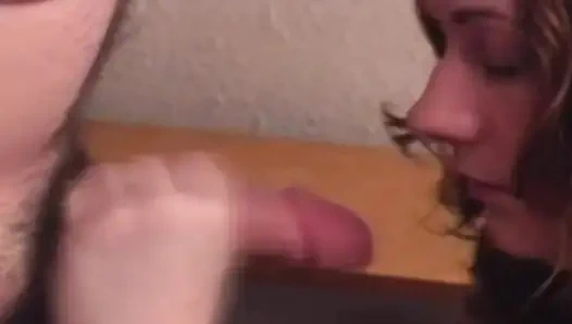 Düzgün vücutlu genç kızın ofiste elle muamelesi