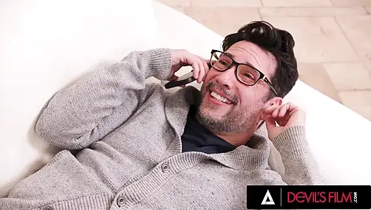 Devils filmi - River Lynn üvey baba Tommy Pistol'a sert anal sikişmek için geri çekilmeden erken dönüyor