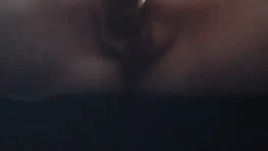 Azgın kızıl saçlı orta yaşlı seksi kadın arabasının arka koltuğunda mastürbasyon yapıyor