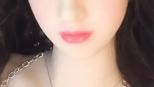 Yaramaz Asya seks bebek içinde zincir bikini hazır için büyük bir sert