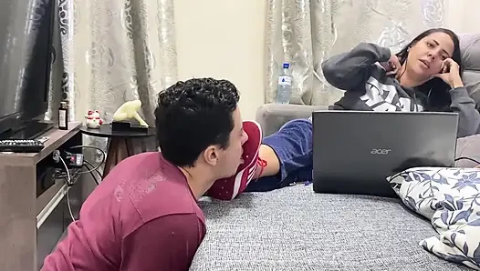 Kiffa spor ayakkabılarını yalarken ayak kölesini görmezden geliyor