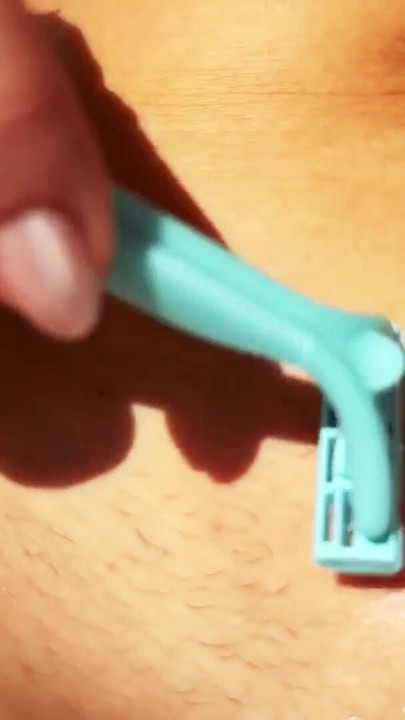 Tıraş amcığı. Fransız porno yıldızı Axell porno filmde filme alınmak için amını tıraş ediyor | Klip 2
